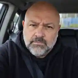 Porträt von Thomas Becker aus Rostock. Beschreibt seine Nutzung von Online Casino Spielen in der Freizeit und weist darauf hin, dass Glücksspiel keine Einkommensquelle ist.